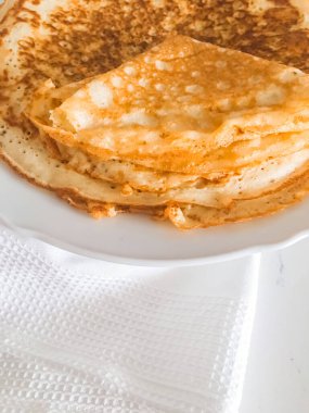 Masada ince ev yapımı krepler, kırsal yiyecekler.