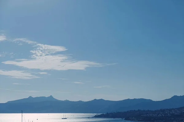 Výhled na moře a hory ve Středozemním moři při západu slunce, letní dovolená a prázdninové destinace — Stock fotografie
