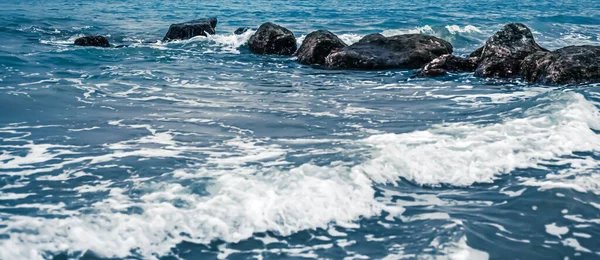 Vacker havs- eller havshorisont, kustutsikt från tropisk sandstrand, sommarsemester resor och semestermål — Stockfoto
