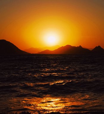 Akdeniz 'deki deniz manzarası ve dağlar gün batımında, yaz tatili seyahatleri ve tatil beldeleri