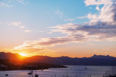 Akdeniz 'deki deniz manzarası ve dağlar gün batımında, yaz tatili seyahatleri ve tatil beldeleri