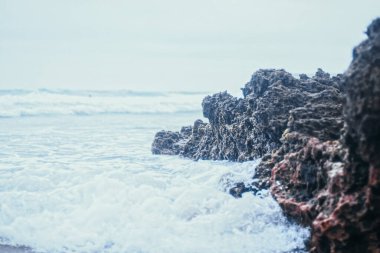 Okyanusta fırtına, deniz dalgaları sahile vuran kayalar, doğa ve su manzarası.