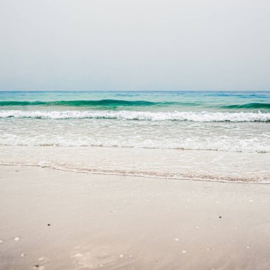 Güzel deniz ya da okyanus ufku, tropikal kumsal manzarası, yaz tatili seyahati ve tatil beldesi