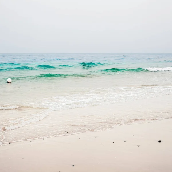 Belo horizonte marítimo ou oceânico, vista costeira da praia de areia tropical, viagem de férias de verão e destino de férias — Fotografia de Stock