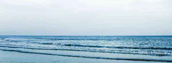 Hermoso horizonte de mar o océano, vista de la costa desde la playa de arena tropical, viajes de vacaciones de verano y destino de vacaciones — Foto de Stock