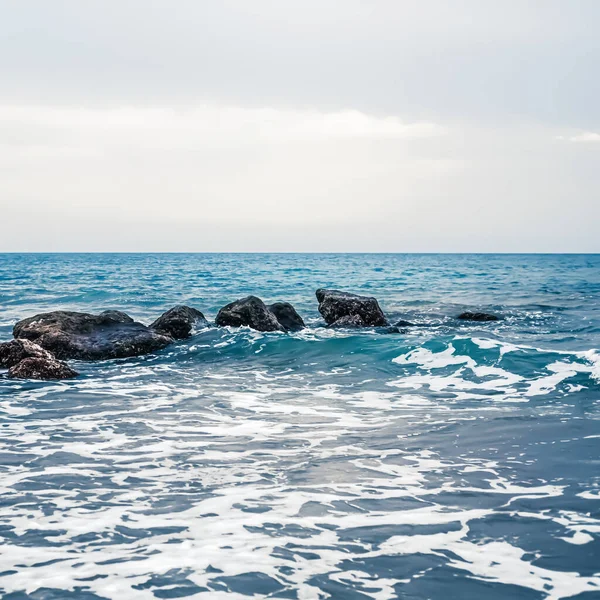 Vacker havs- eller havshorisont, kustutsikt från tropisk sandstrand, sommarsemester resor och semestermål — Stockfoto