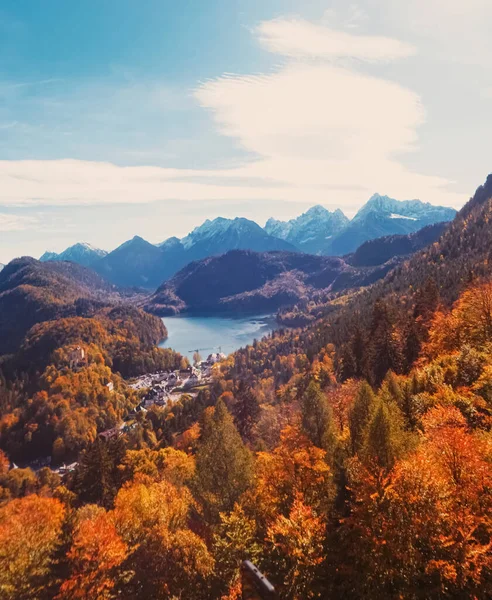 Belle nature des Alpes européennes, vue sur les montagnes alpines, lac et village en automne, voyage et destination — Photo