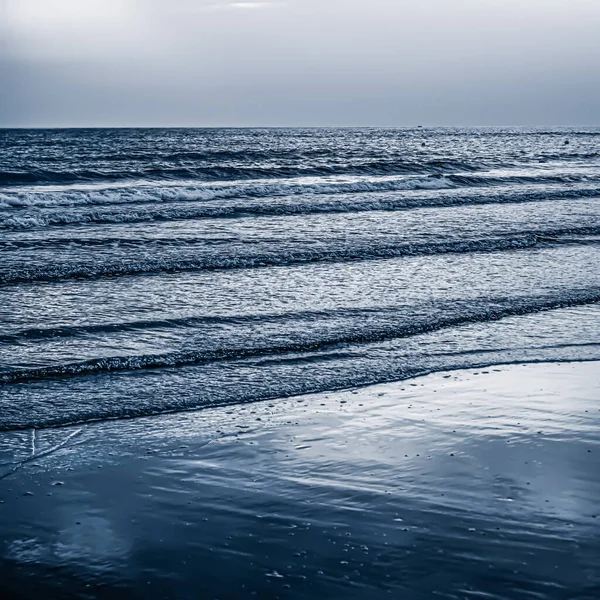 Gyönyörű tenger vagy óceán horizont, kilátás a tengerpartra a trópusi homokos strandtól, nyári vakáció utazás és nyaralás cél — Stock Fotó