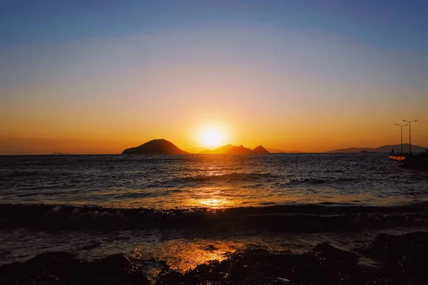 Meerblick und Berge im Mittelmeer bei Sonnenuntergang, Sommerurlaub und Urlaubsziel — Stockfoto