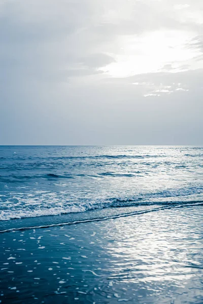 Gyönyörű tenger vagy óceán horizont, kilátás a tengerpartra a trópusi homokos strandtól, nyári vakáció utazás és nyaralás cél — Stock Fotó