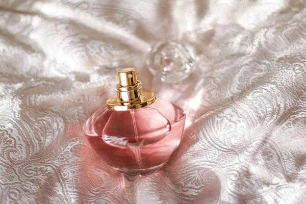 Butelka perfum o aromatycznym kwiatowym zapachu, luksusowym zapachu — Zdjęcie stockowe