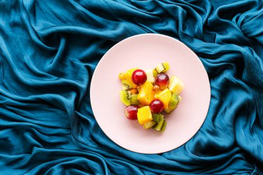 Pembe tabakta taze organik meyve salatası, sağlıklı beslenme ve detoks diyeti