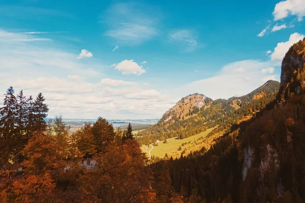 Gyönyörű természet az európai Alpok, táj kilátás alpesi hegyek, tó és falu őszi szezonban, utazás és úti cél — Stock Fotó