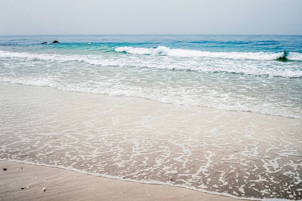 Vacker havs- eller havshorisont, kustutsikt från tropisk sandstrand, sommarsemester resor och semestermål — Stockfoto