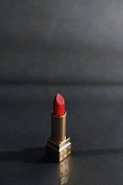 Kırmızı ruj kaliteli güzellik ürünü, makyaj ve kozmetik ürünüdür.