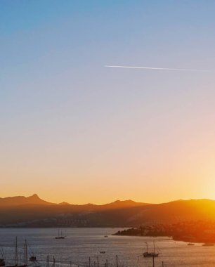 Akdeniz 'deki deniz manzarası ve dağlar gün batımında, yaz tatili seyahatleri ve tatil beldeleri