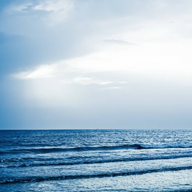 Güzel deniz ya da okyanus ufku, tropikal kumsal manzarası, yaz tatili seyahati ve tatil beldesi