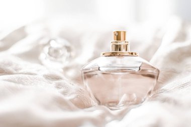 Aromatik çiçekli parfüm şişesi, lüks bir koku.