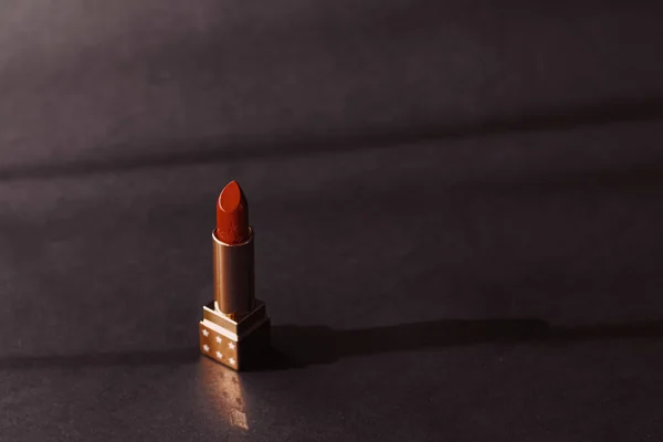 Rossetto rosso come prodotto di bellezza premium, trucco e cosmetici — Foto Stock