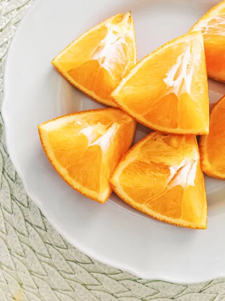 Ломтики апельсина на белой тарелке, здоровое питание и питание — стоковое фото