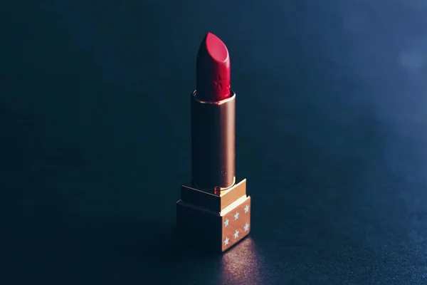 Batom vermelho como produto de beleza premium, maquiagem e cosméticos — Fotografia de Stock
