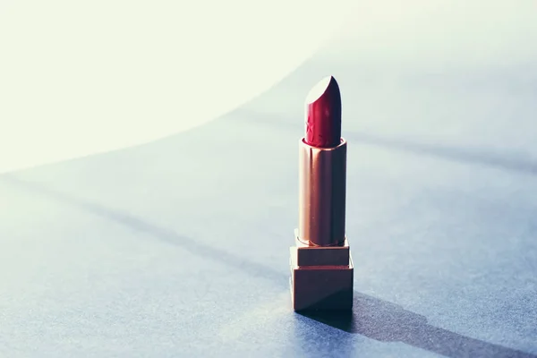 Rouge à lèvres rouge comme produit de beauté premium, maquillage et cosmétiques — Photo