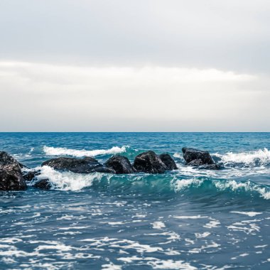 Güzel deniz ya da okyanus ufku, tropikal kumsal manzarası, yaz tatili seyahati ve tatil beldesi