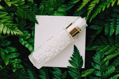 Lüks cilt nemlendirici serum jeli yeşil bahçe, doğal bitkisel kozmetik ve sağlık ve güzellik için organik yaşlanmayı önleyici ürün.