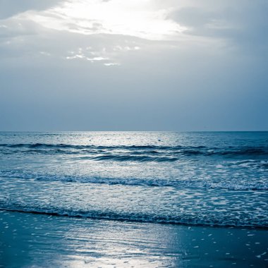 Güzel deniz ya da okyanus ufku, tropikal kumsal manzarası, yaz tatili seyahati ve tatil beldesi