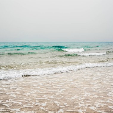 Güzel deniz ya da okyanus ufku, tropikal kumsal manzarası, yaz tatili seyahati ve tatil beldesi