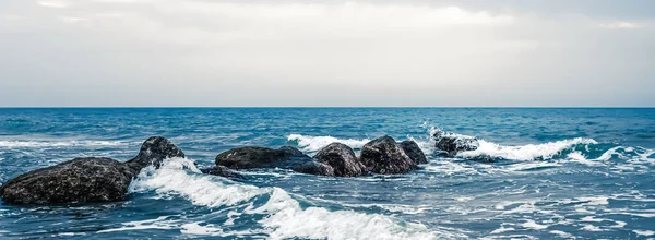 Vacker havs- eller havshorisont, kustutsikt från tropisk sandstrand, sommarsemester resor och semestermål — Stockfoto