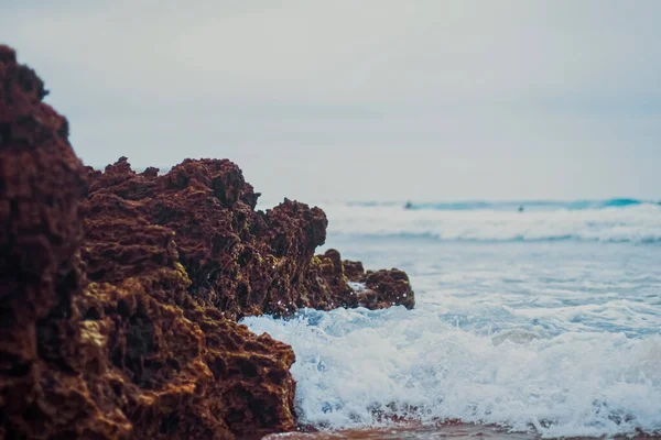 海洋中的风暴，海浪冲击着海滩上的岩石，自然和水景 — 图库照片