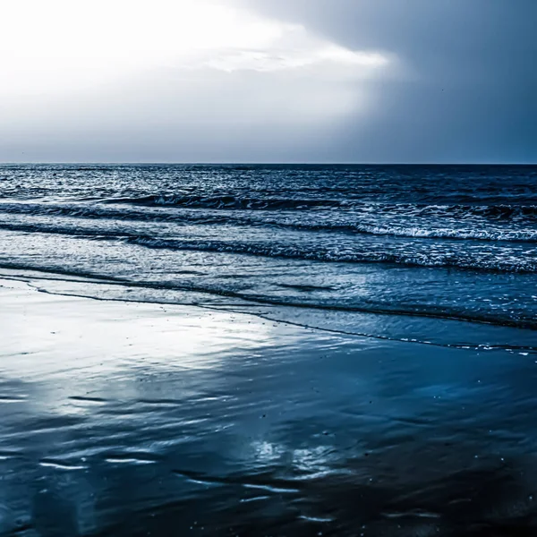 Gyönyörű tenger vagy óceán horizont, kilátás a tengerpartra a trópusi homokos strandtól, nyári vakáció utazás és nyaralás cél — Stock Fotó