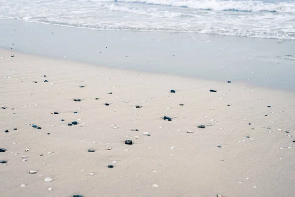 Gyönyörű tenger vagy óceán horizont, kilátás a tengerpartra a trópusi homokos strandtól, nyári vakáció utazás és nyaralás cél — Stock Fotó