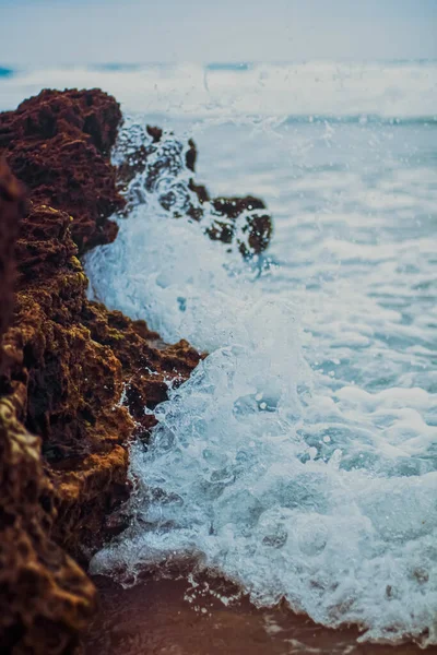 Storm in de oceaan, zeegolven die neerstorten op rotsen aan de strandkust, natuur en waterlandschap — Stockfoto