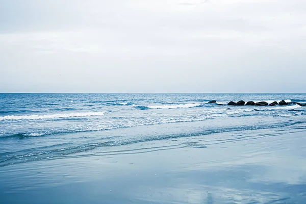 Belle mer ou océan horizon, vue sur la côte de plage de sable tropical, vacances d'été Voyage et destination de vacances — Photo