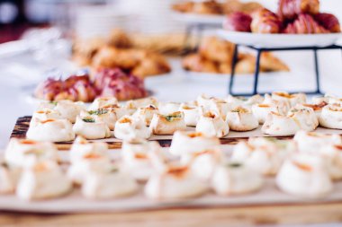 Pasta büfesi hayır etkinliği, tatlı yemek ve tatlı masasında servis edilir.