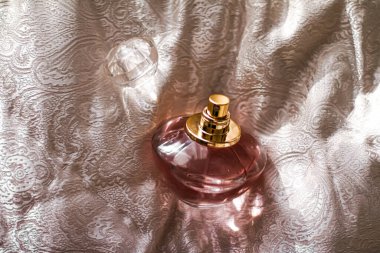 Aromatik çiçekli parfüm şişesi, lüks bir koku.