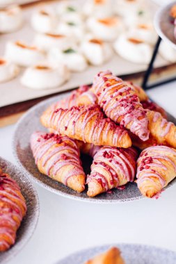 Pasta büfesi hayır etkinliği, tatlı yemek ve tatlı masasında servis edilir.