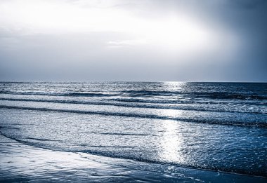 Güzel deniz ya da okyanus ufku, tropikal kumsal manzarası, yaz tatili seyahati ve tatil beldesi