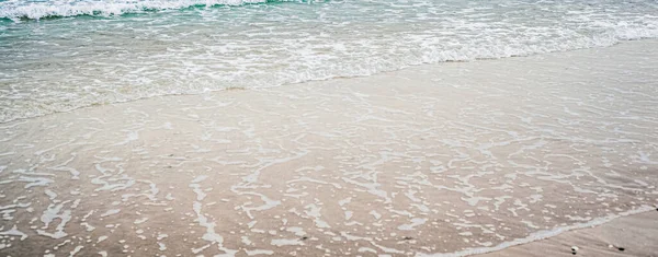 Vacker havs- eller havshorisont, kustutsikt från tropisk sandstrand, sommarsemester resor och semestermål — Stockfoto