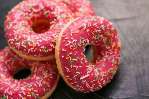 Frosted Donuts, Süßspeisen und Gebäck — Stockfoto
