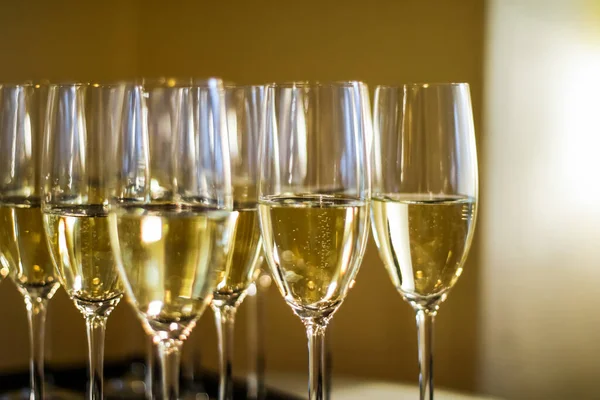 Hayır etkinliğinde sunulan şampanya ve köpüklü şarap bardakları, alkollü içecekler. — Stok fotoğraf