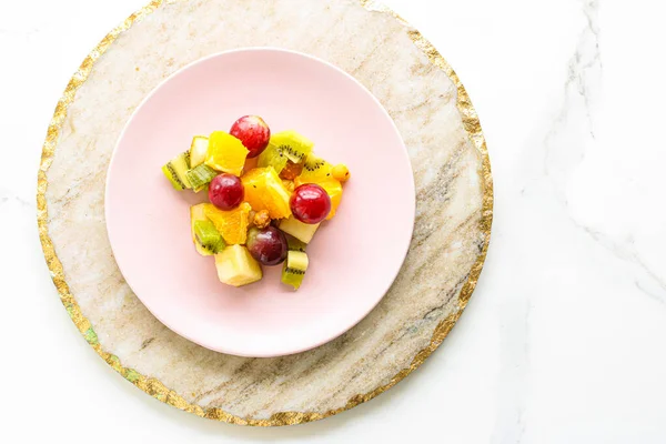 Свіжий органічний фруктовий салат на рожевій тарілці, здорове харчування та детоксикаційний план дієти — стокове фото