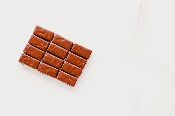 Beyaz arka planda izole edilmiş süt çikolatalı şekerler, tatlı yiyecekler ve tatlı — Stok fotoğraf