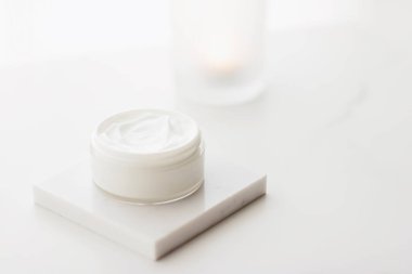 Kavanozda yüz kremi nemlendirici, lüks cilt bakım ürünleri ve sağlıklı cilt ve güzellik için yaşlanma karşıtı ürünler.