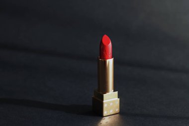 Kırmızı ruj kaliteli güzellik ürünü, makyaj ve kozmetik ürünüdür.