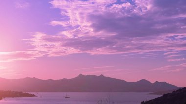 Akdeniz 'deki deniz manzarası ve dağlar gün batımında, yaz tatili seyahatleri ve tatil beldeleri