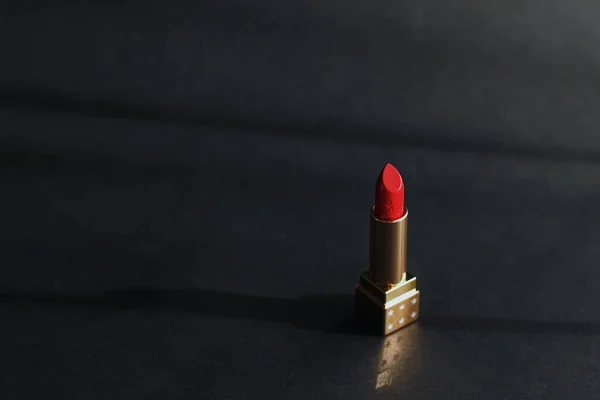 Batom vermelho como produto de beleza premium, maquiagem e cosméticos — Fotografia de Stock