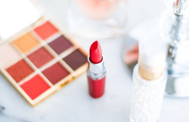 Makyaj ve kozmetik ürünleri makyaj masası, güzellik ve moda